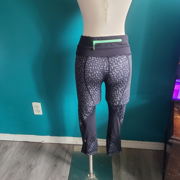 Lululemon Inspire Crop Luxtreme Net Pop Black Capri Leggings Size 4 - Picture 3 of 5